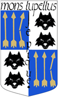 Le blason des Archers du Mont des Loups. Il est écrit "mons lupellus" en haut à l'horizontal, et "Je pique" au milieu en vertical. Le blason est divisé en 4 quarts. Les quarts supérieur gauche et inférieur droit sont identiques et représentent 3 flèches dorées pointes tournées vers le haut, la flèche de droite étant brisée, sur fond bleu. Les quarts supérieur droit et inférieur gauche sont identiques et représentent 2 têtes de loup noires l'un au-dessus de l'autre, sur fond blanc.